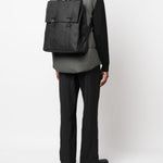 Zaino impermeabile con logo goffrato in nero Rains - unisex 