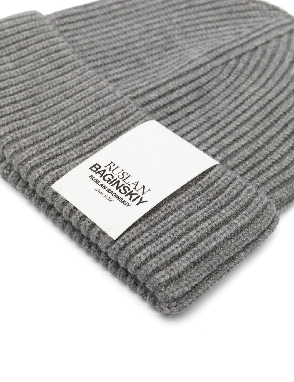 Berretto in maglia a costine in grigio di Ruslan Baginskiy - donna 