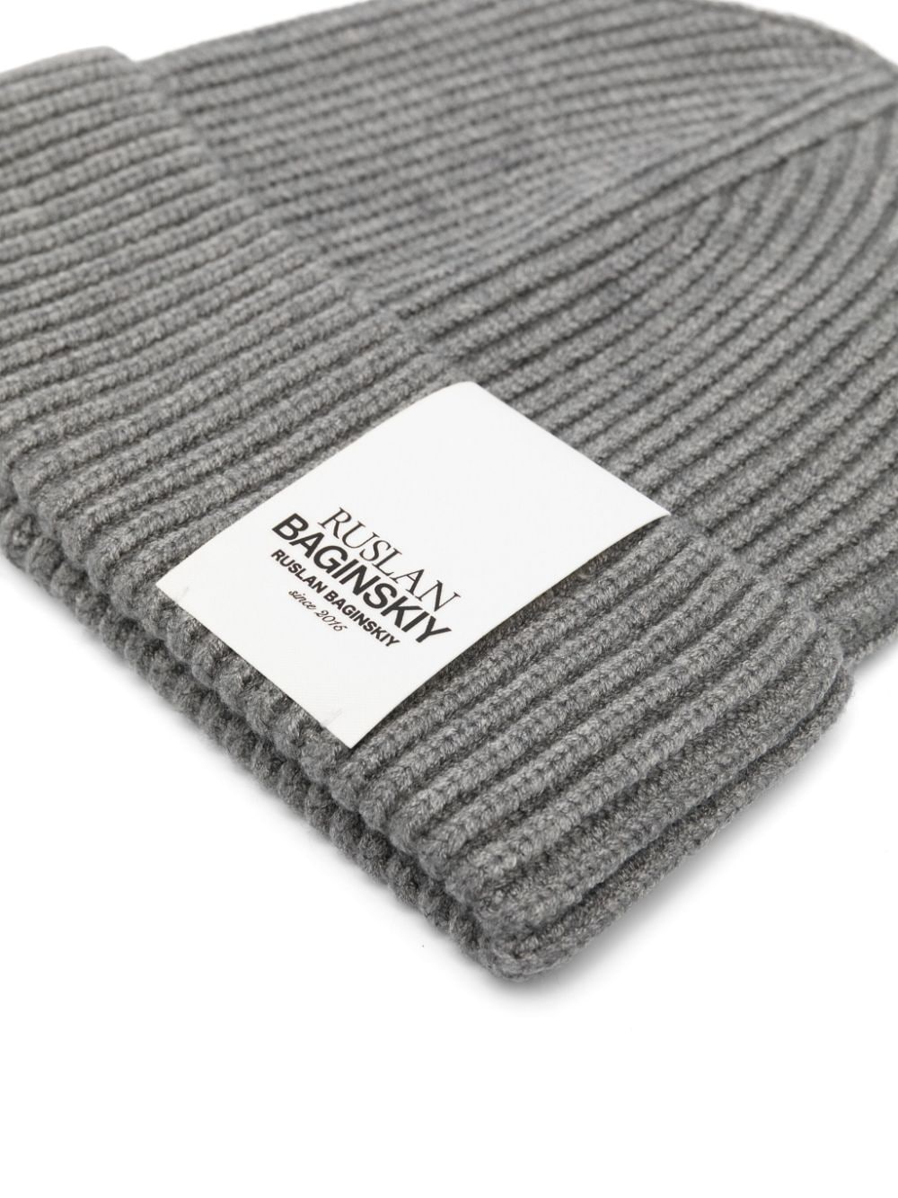 Berretto in maglia a costine in grigio di Ruslan Baginskiy - donna 