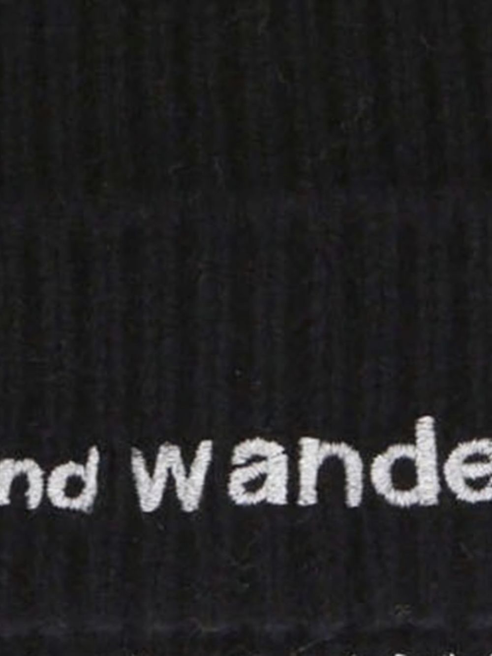 Berretto con logo ricamato in nero And wander - uomo 