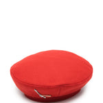 Basco con logo in rosso 