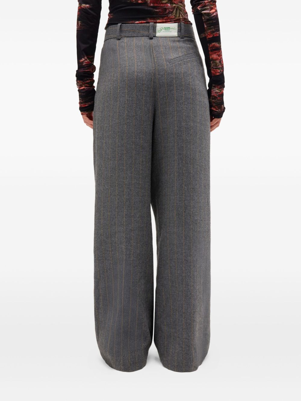 Pantaloni gessati con pieghe in grigio Ganni - donna 