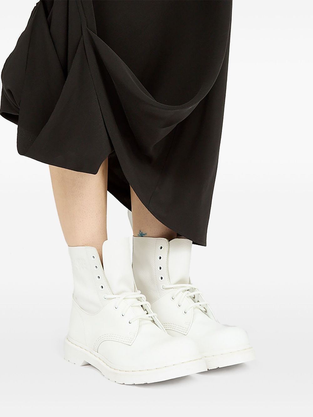 Stivaletti alti con lacci in bianco MM6 x Dr. Martens - donna 