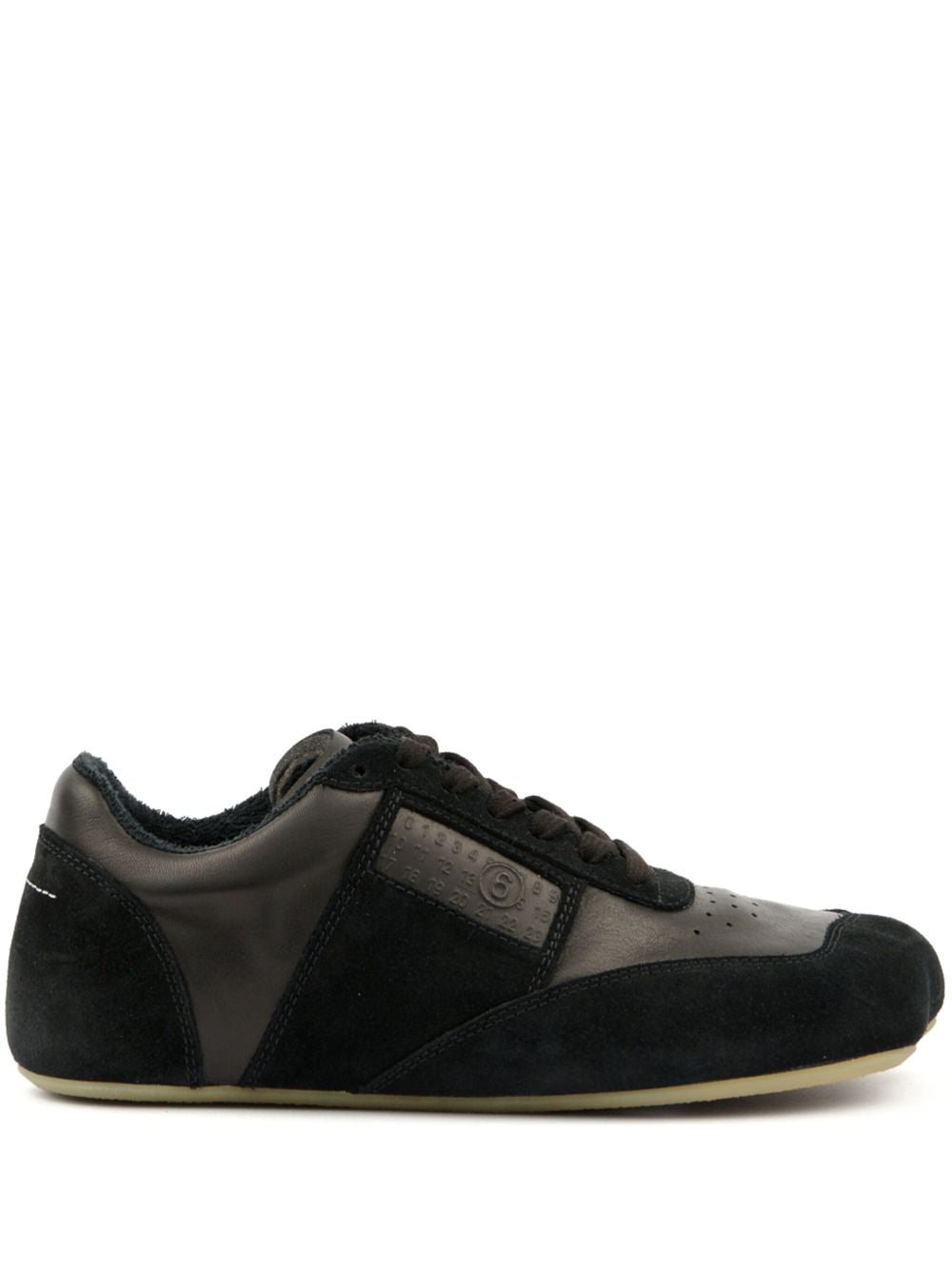 Sneakers con grafica numerica in nero 