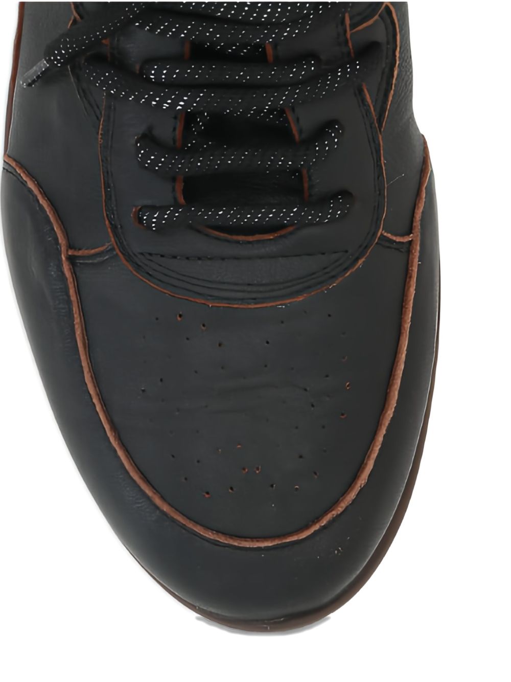 Sneakers in pelle con lacci in nero 