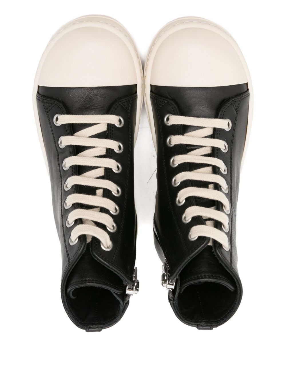 Sneakers con lacci in nero 
