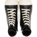 Sneakers con lacci in nero 