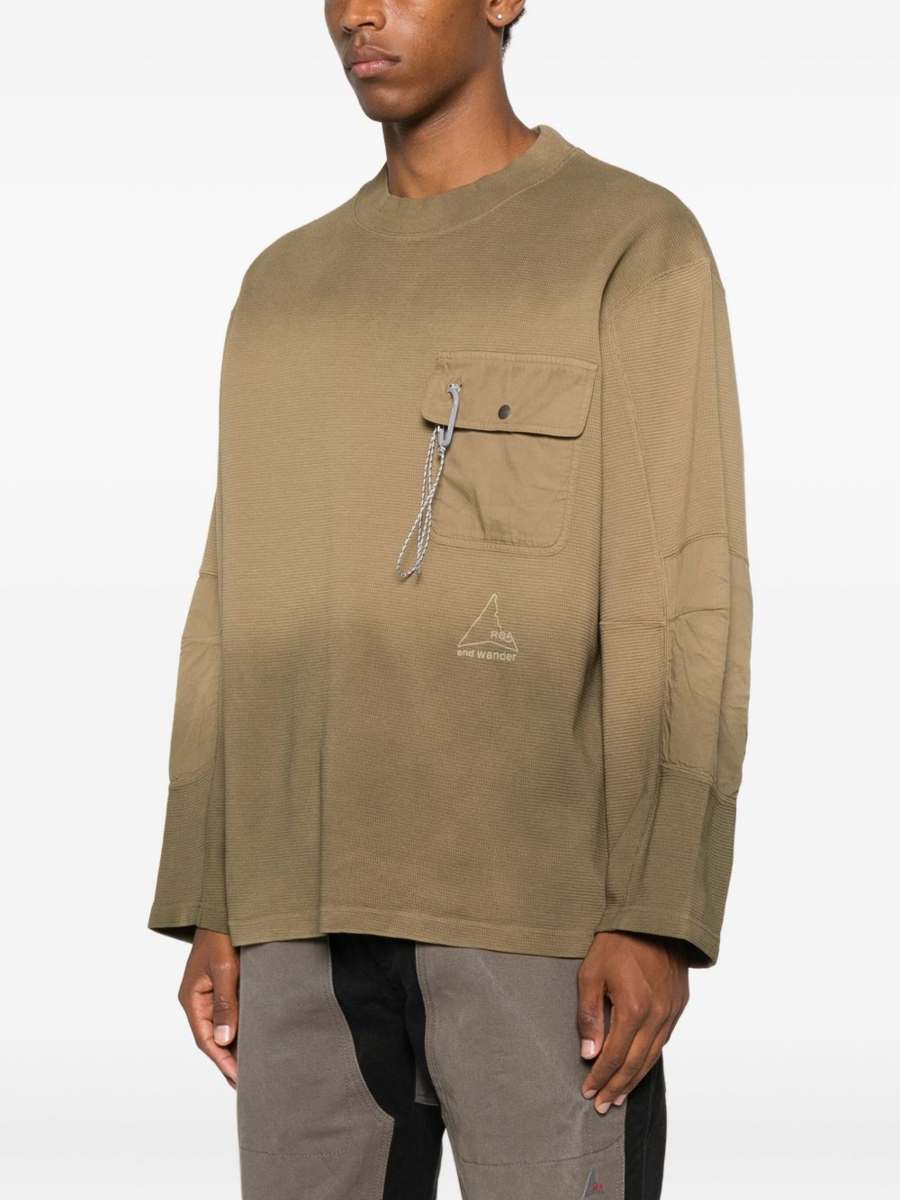 T-shirt con fantasia tie dye in marrone ROA x And Wander - uomo 