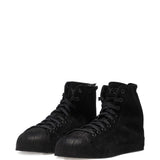 Sneakers con lacci e zip in nero 