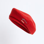Basco con logo in rosso 