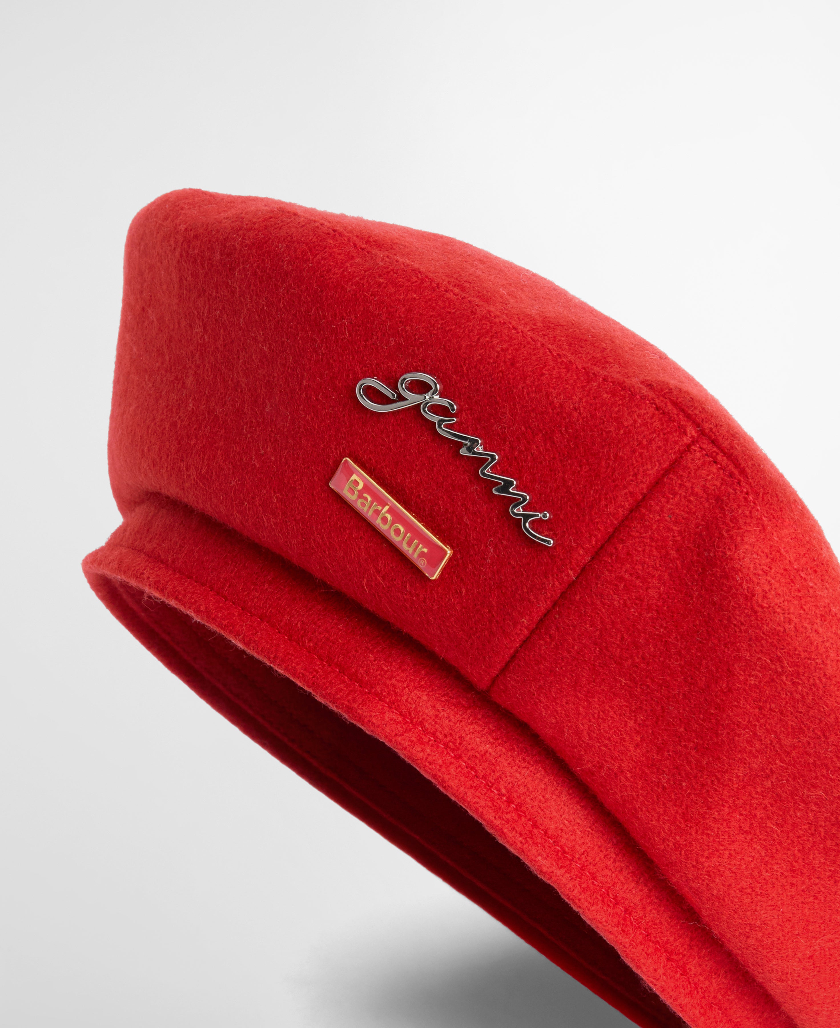 Basco con logo in rosso 