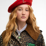 Basco con logo in rosso 