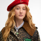 Basco con logo in rosso 