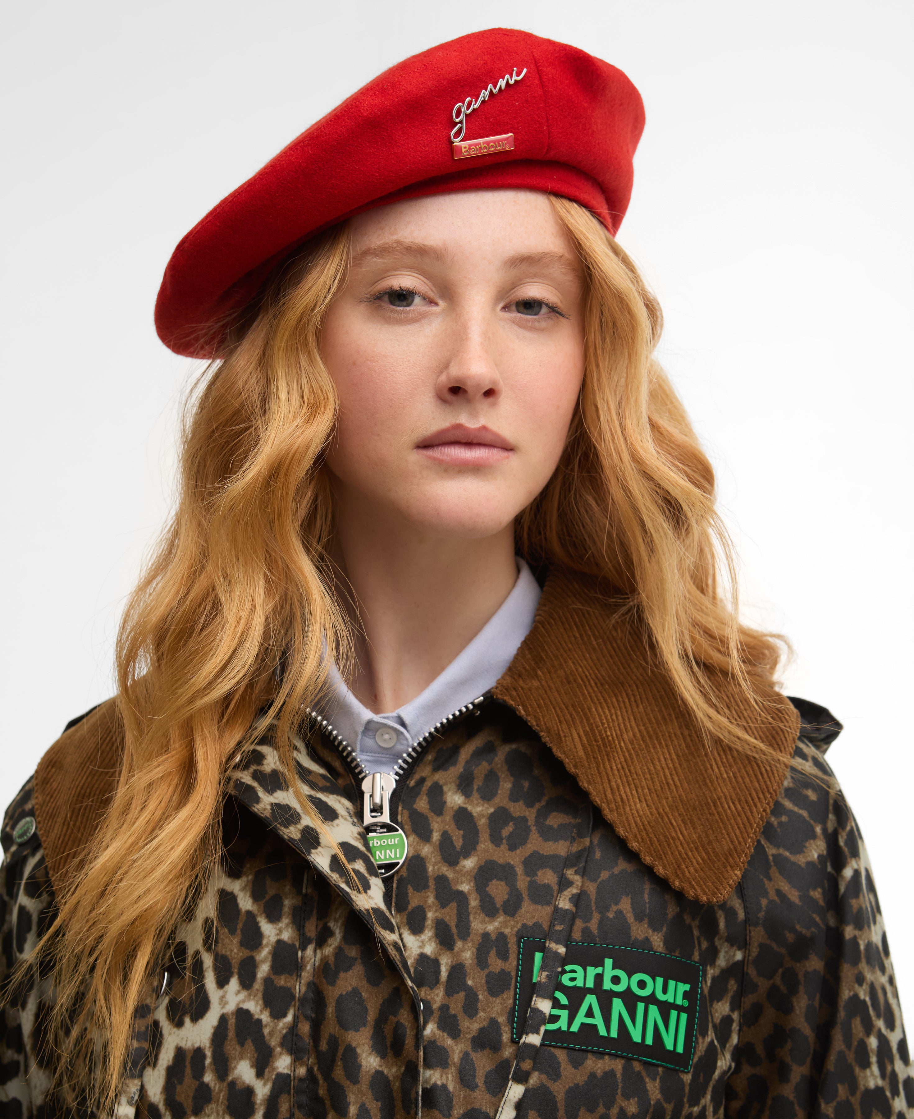 Basco con logo in rosso 