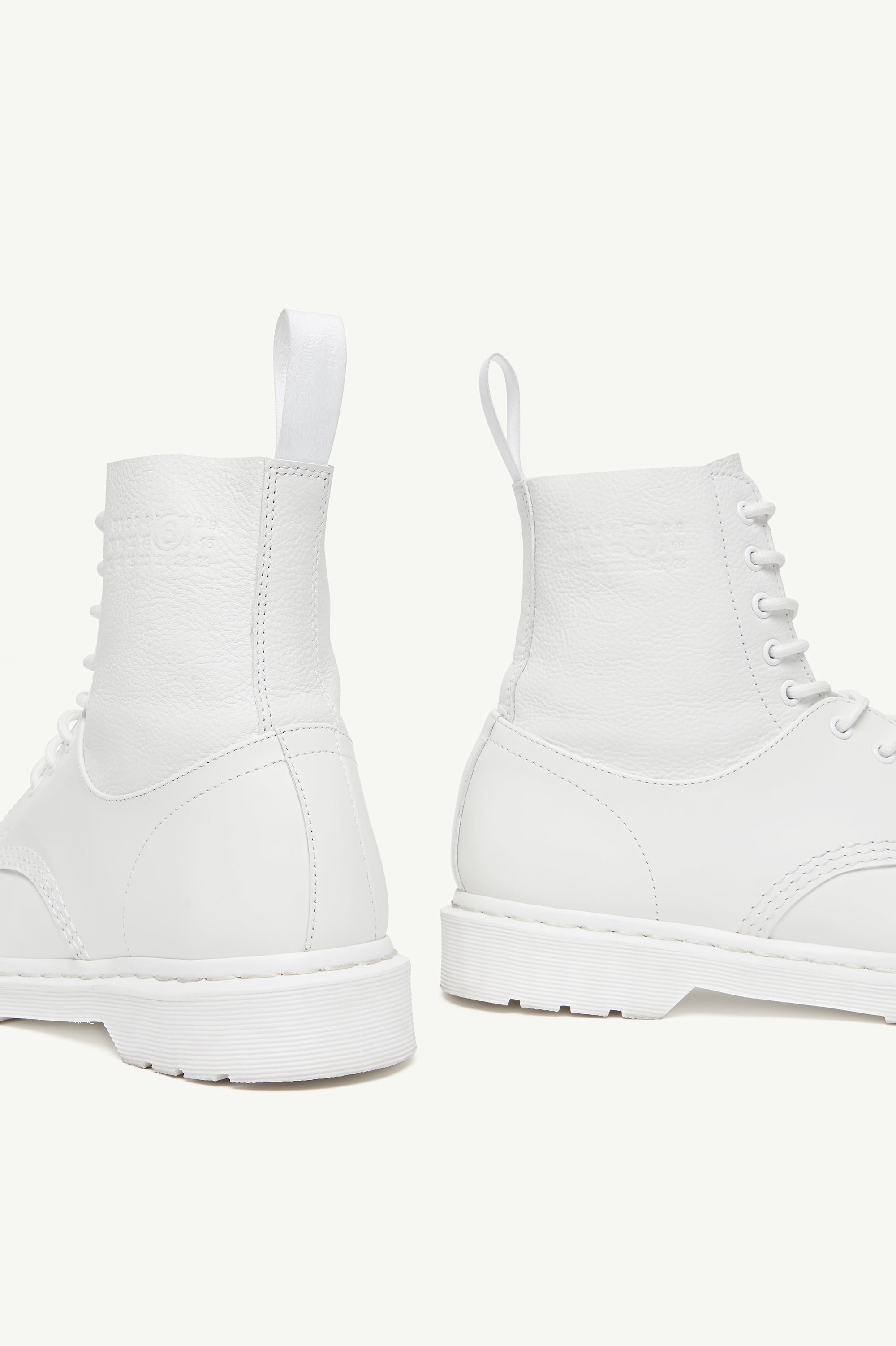 Stivaletti alti con lacci in bianco MM6 x Dr. Martens - donna 
