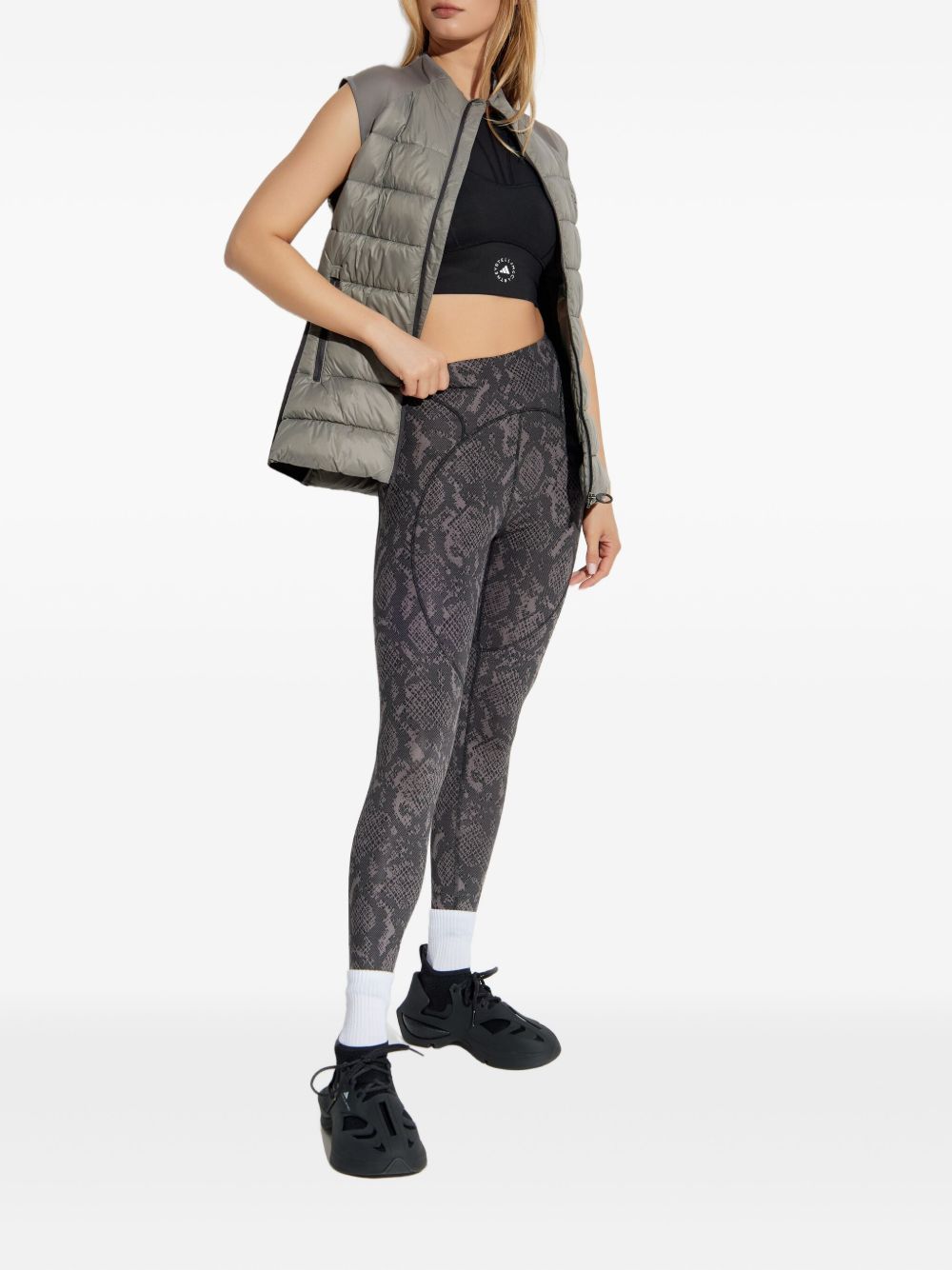 Top sportivo con logo in nero 