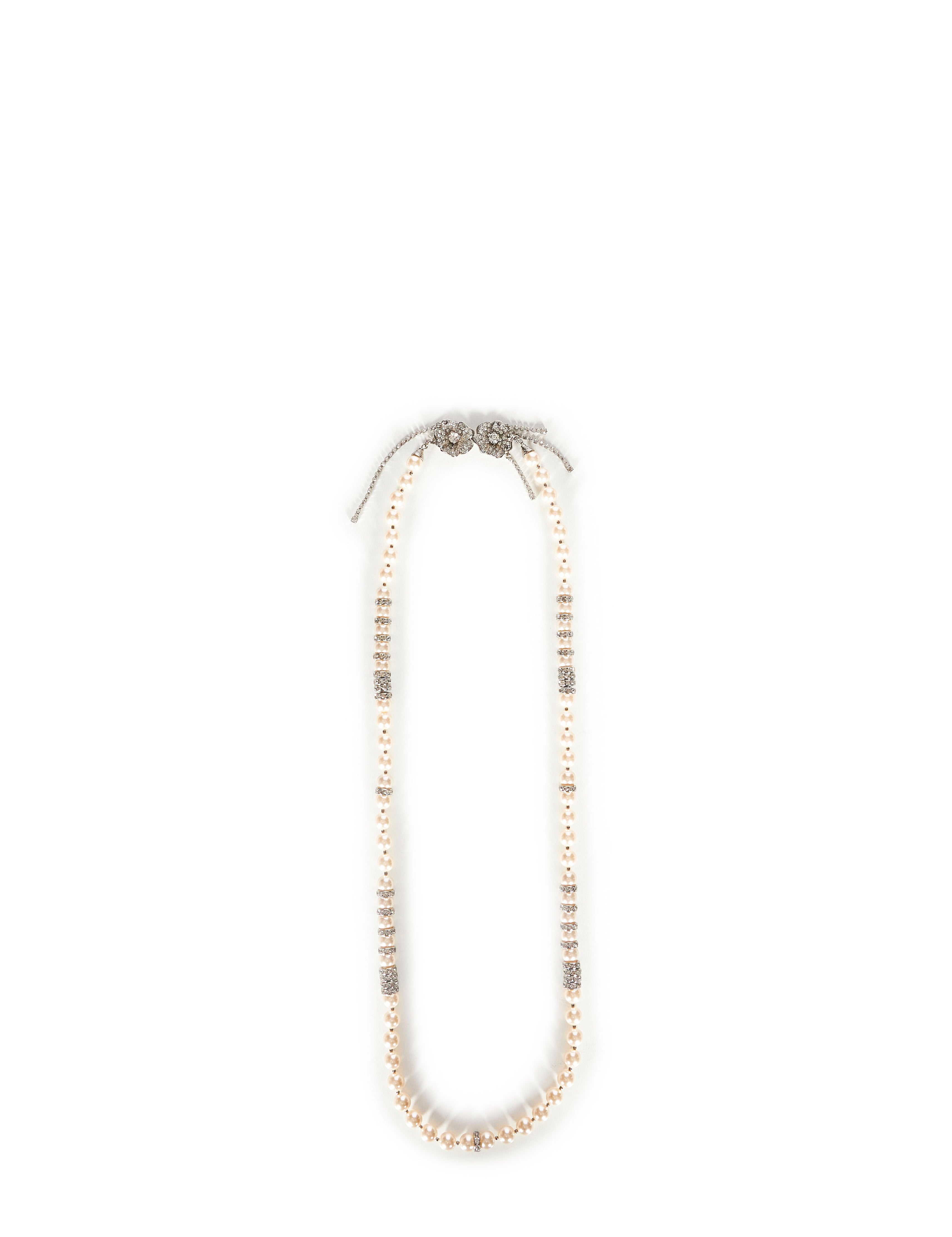 Collana di perle con chiusura floreale 