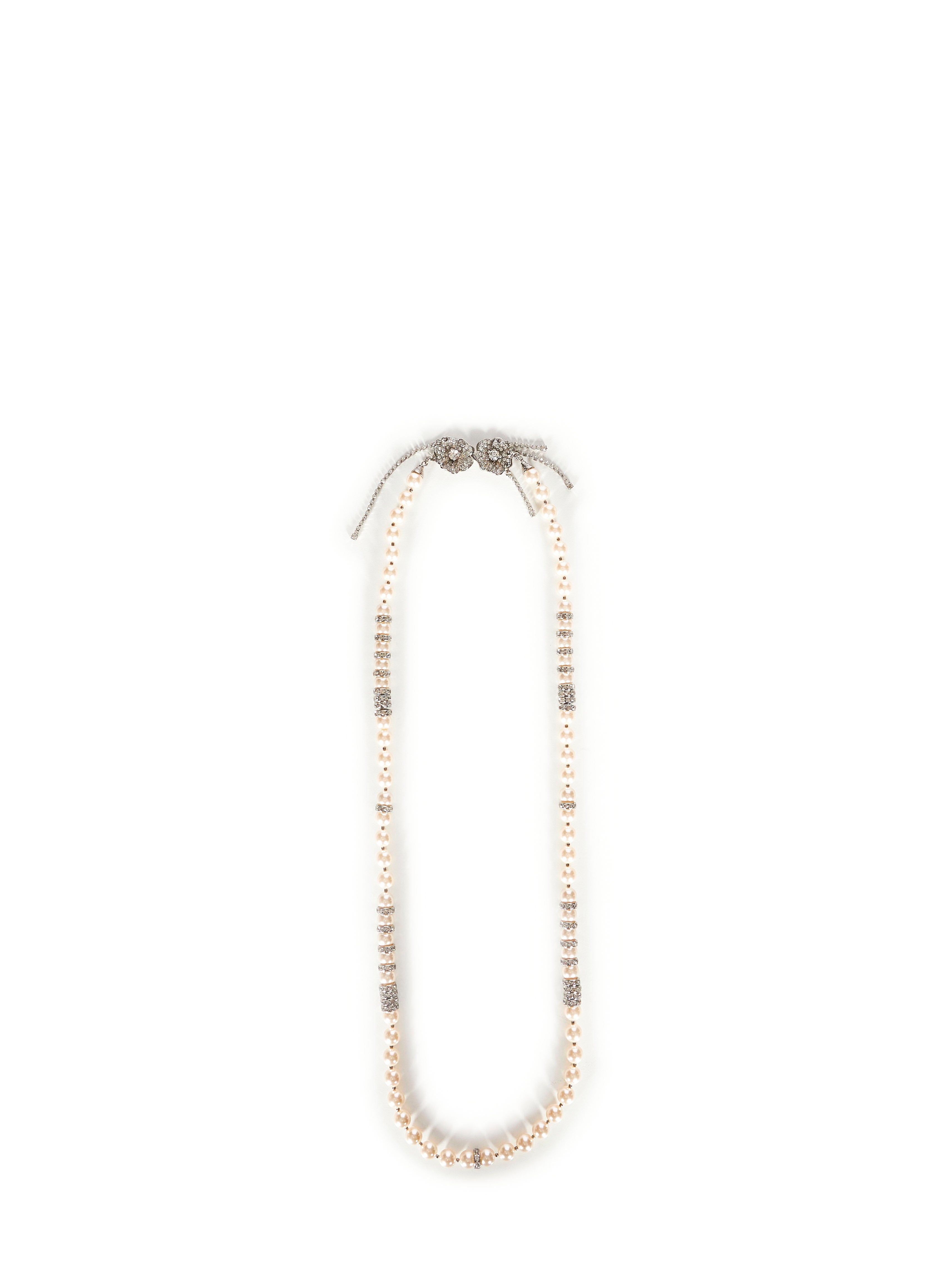 Collana di perle con chiusura floreale 