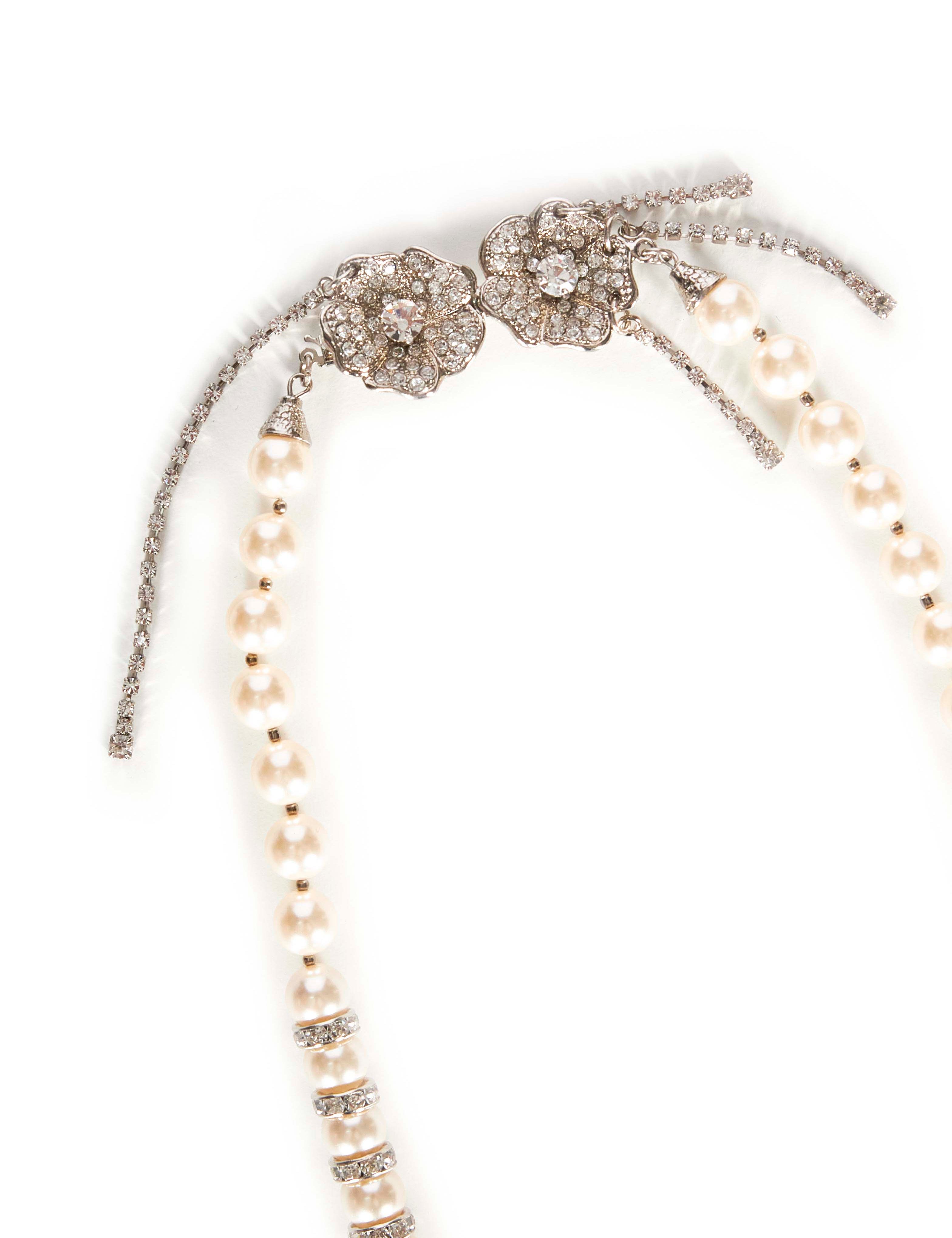 Collana di perle con chiusura floreale 