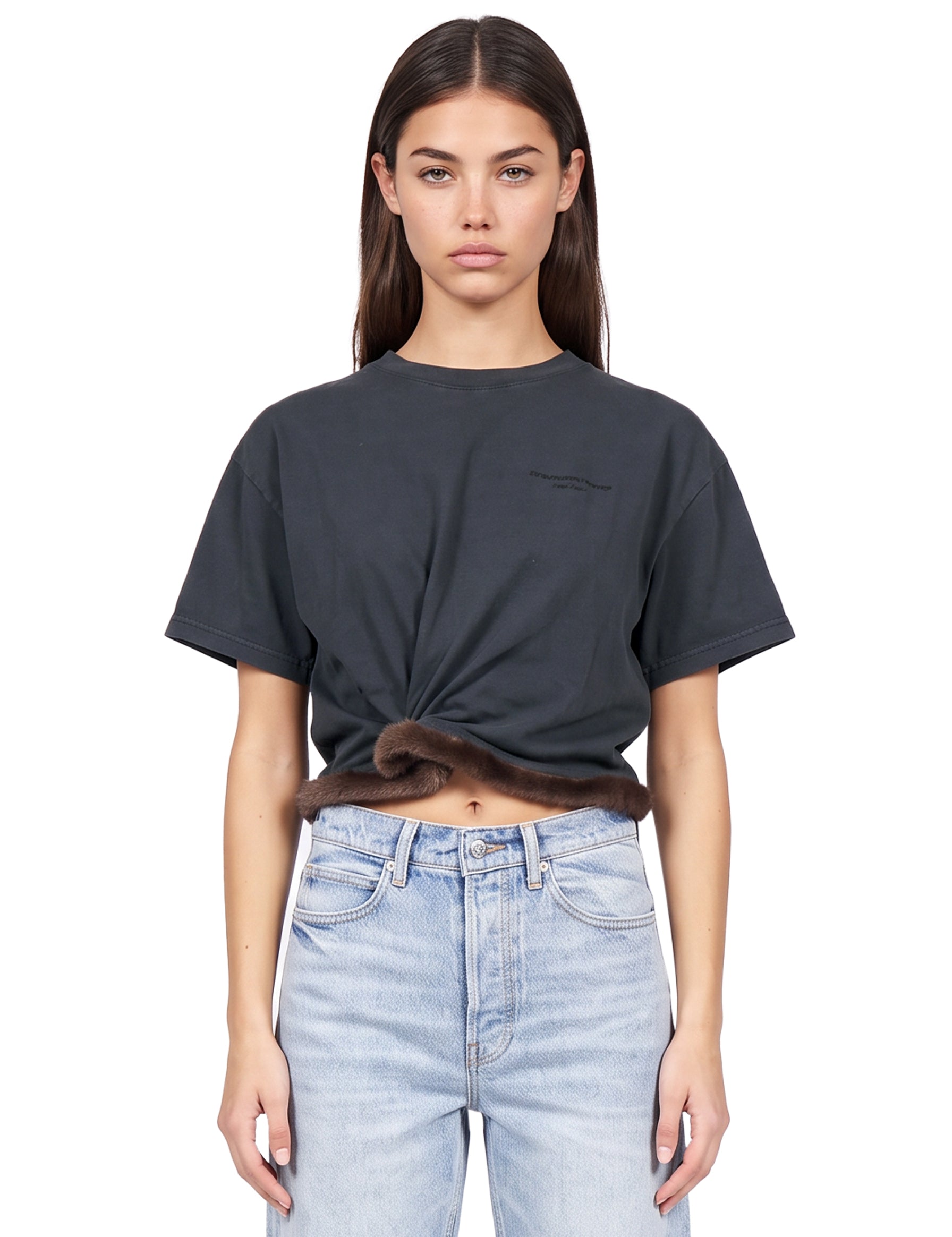 T-shirt con orlo in eco pelliccia in grigio 