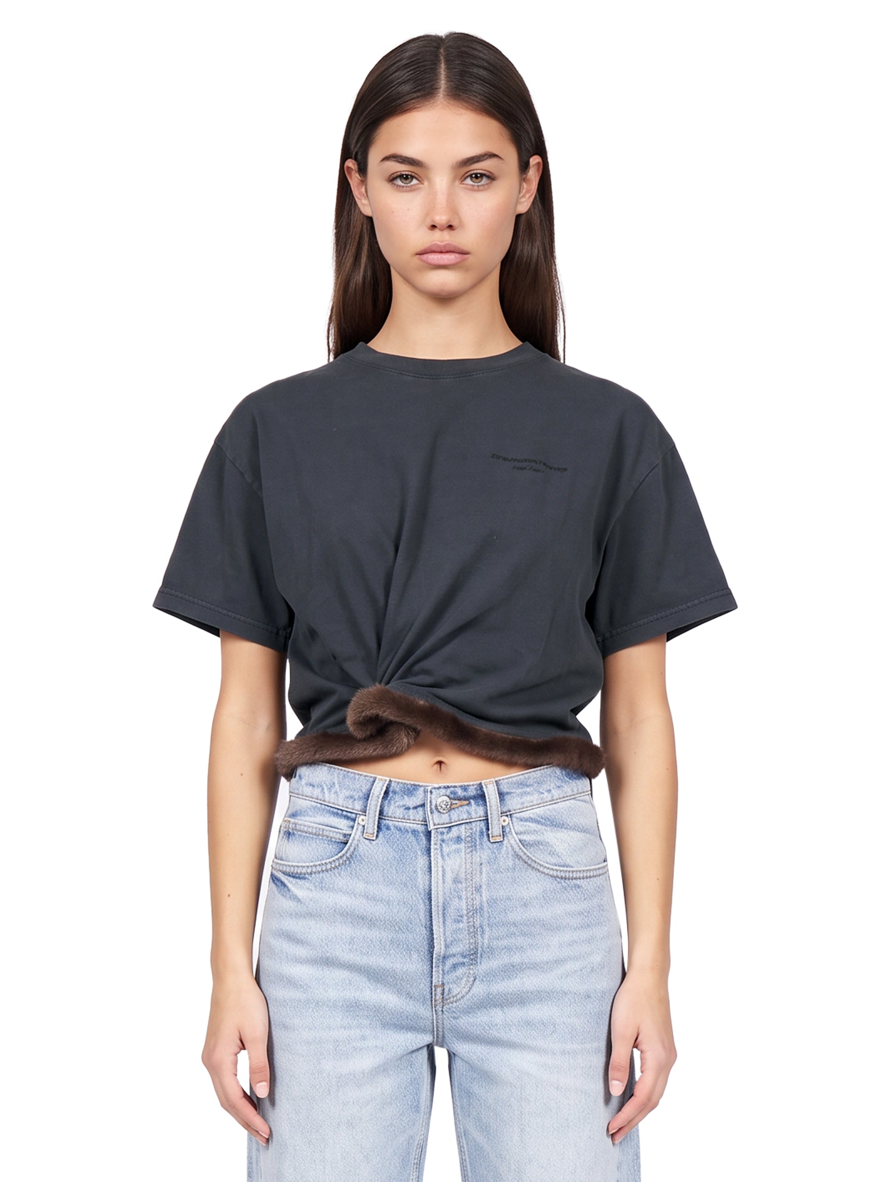 T-shirt con orlo in eco pelliccia in grigio 