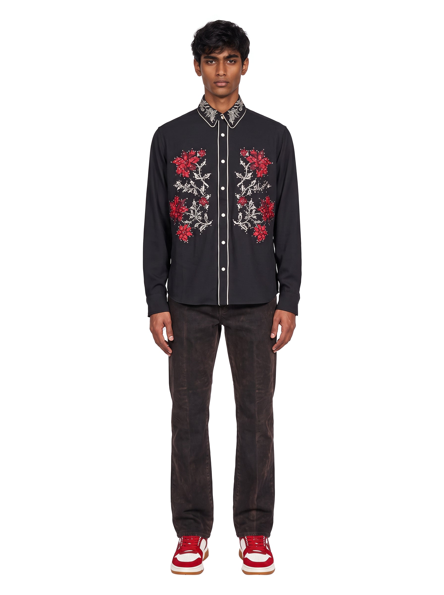 Camicia con fiori ricamati in nero 