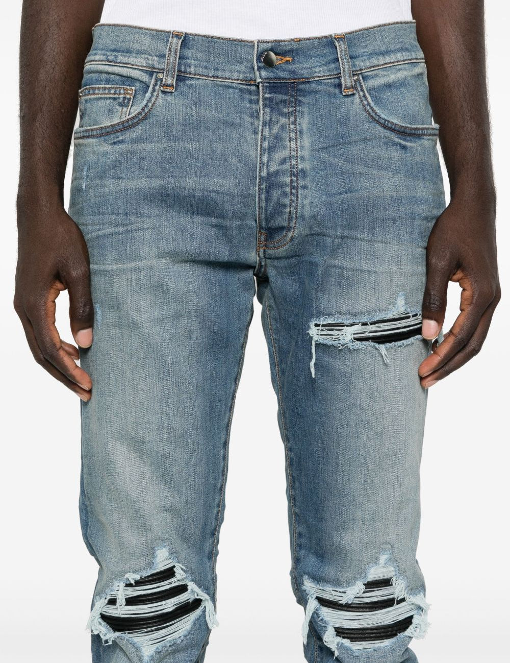 Jeans con strappi in blu 