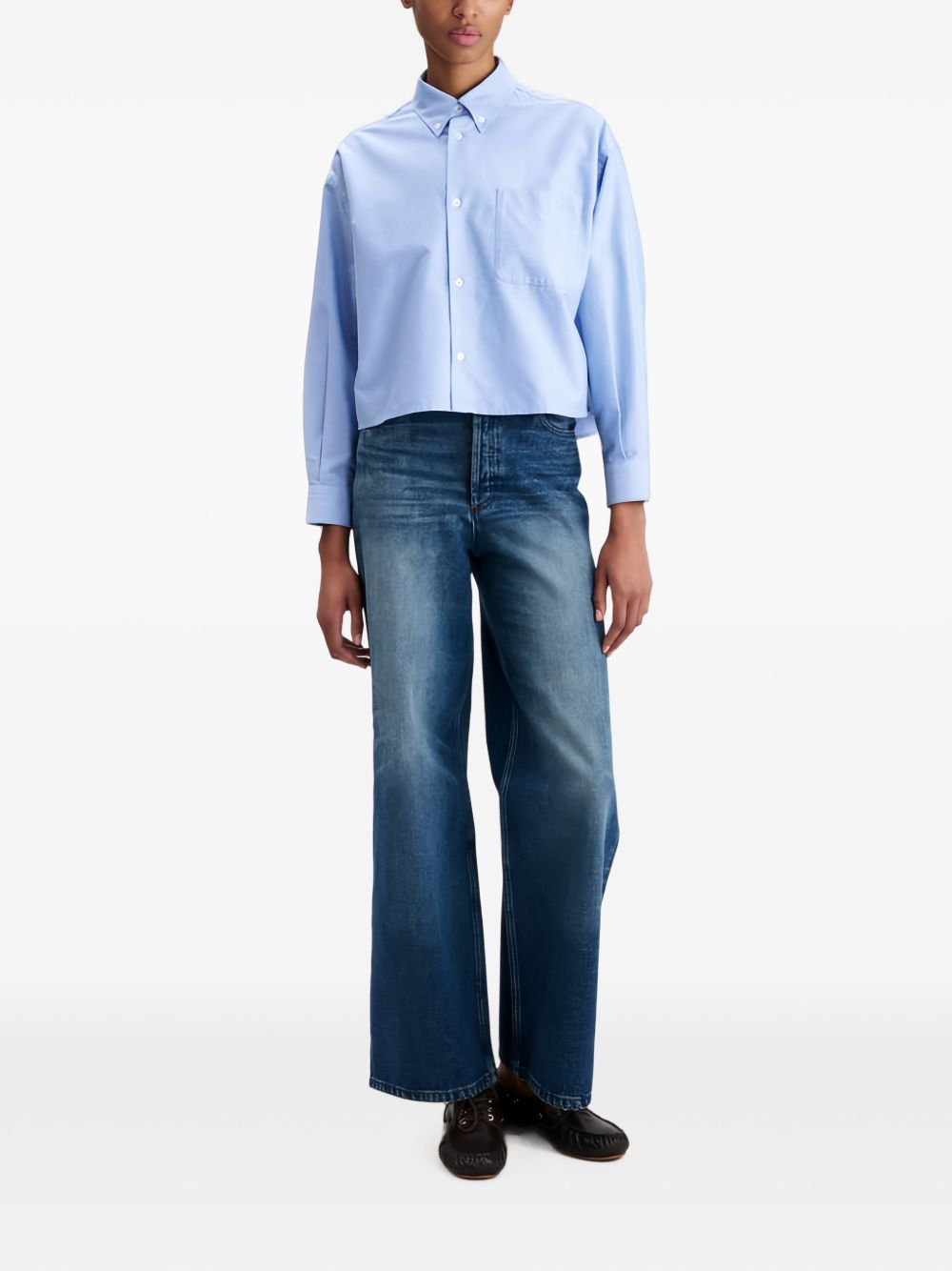 Camicia crop con logo in celeste 
