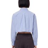 Camicia crop con logo in celeste 