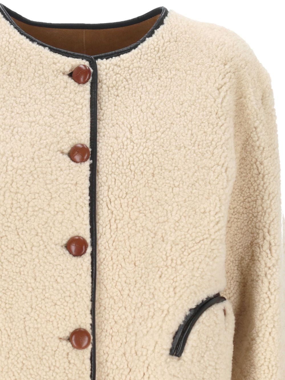 Giacca in montone con abbottonatura in beige 