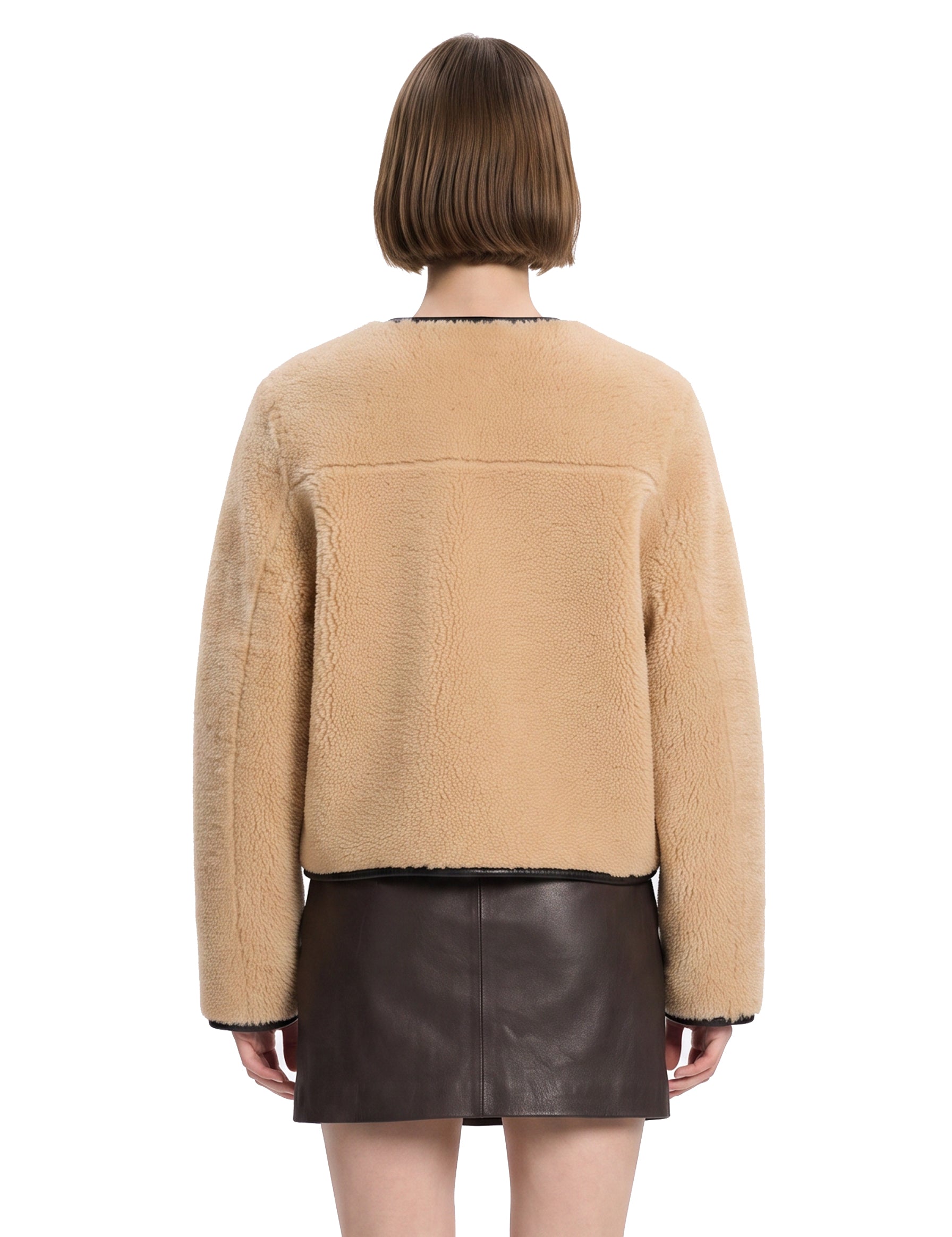Giacca in montone con abbottonatura in beige 