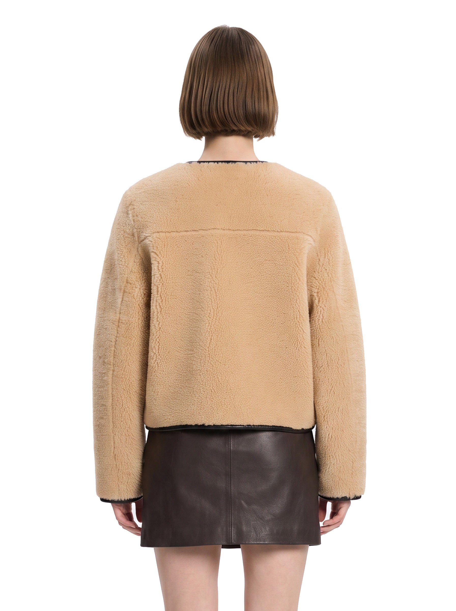 Giacca in montone con abbottonatura in beige 