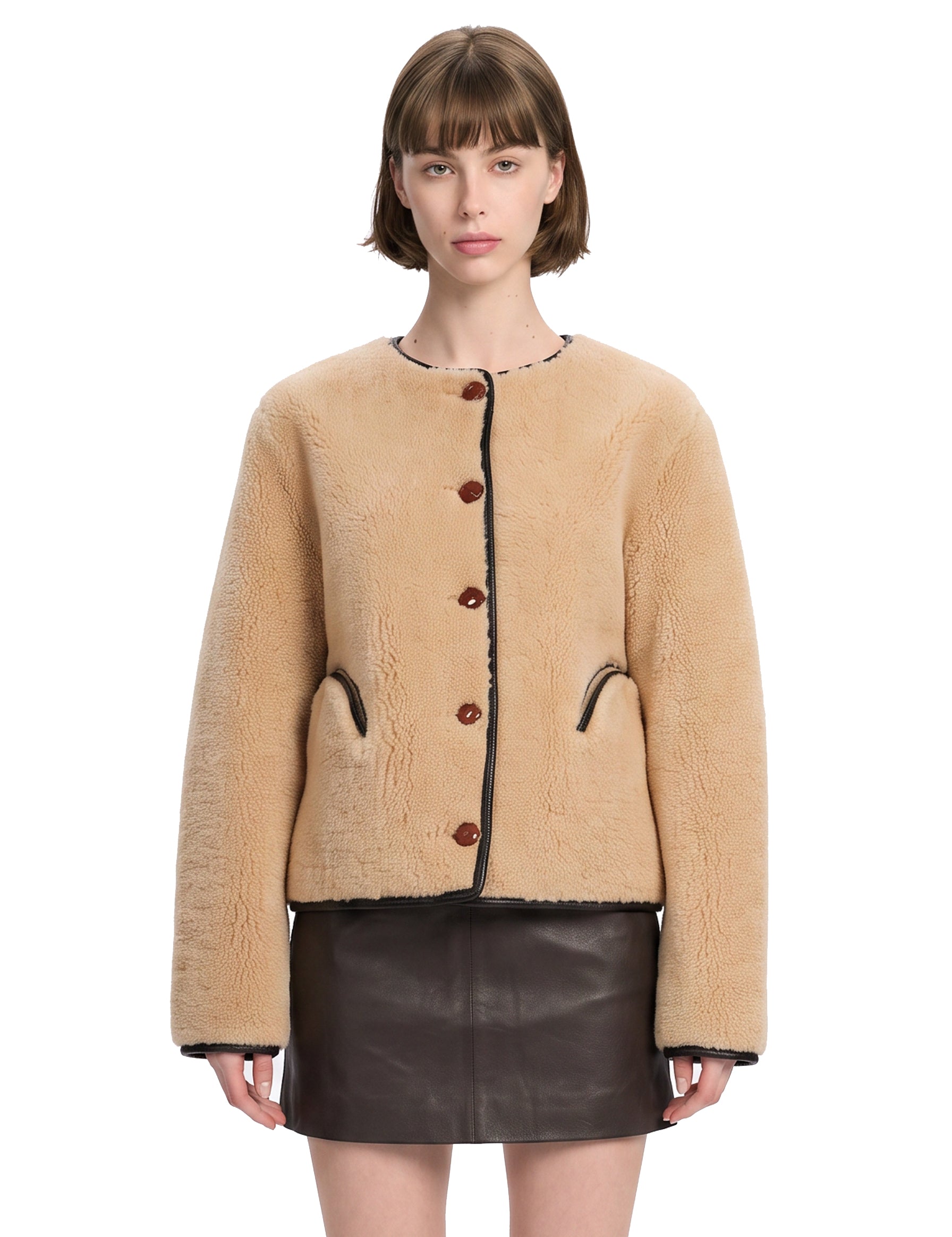 Giacca in montone con abbottonatura in beige 