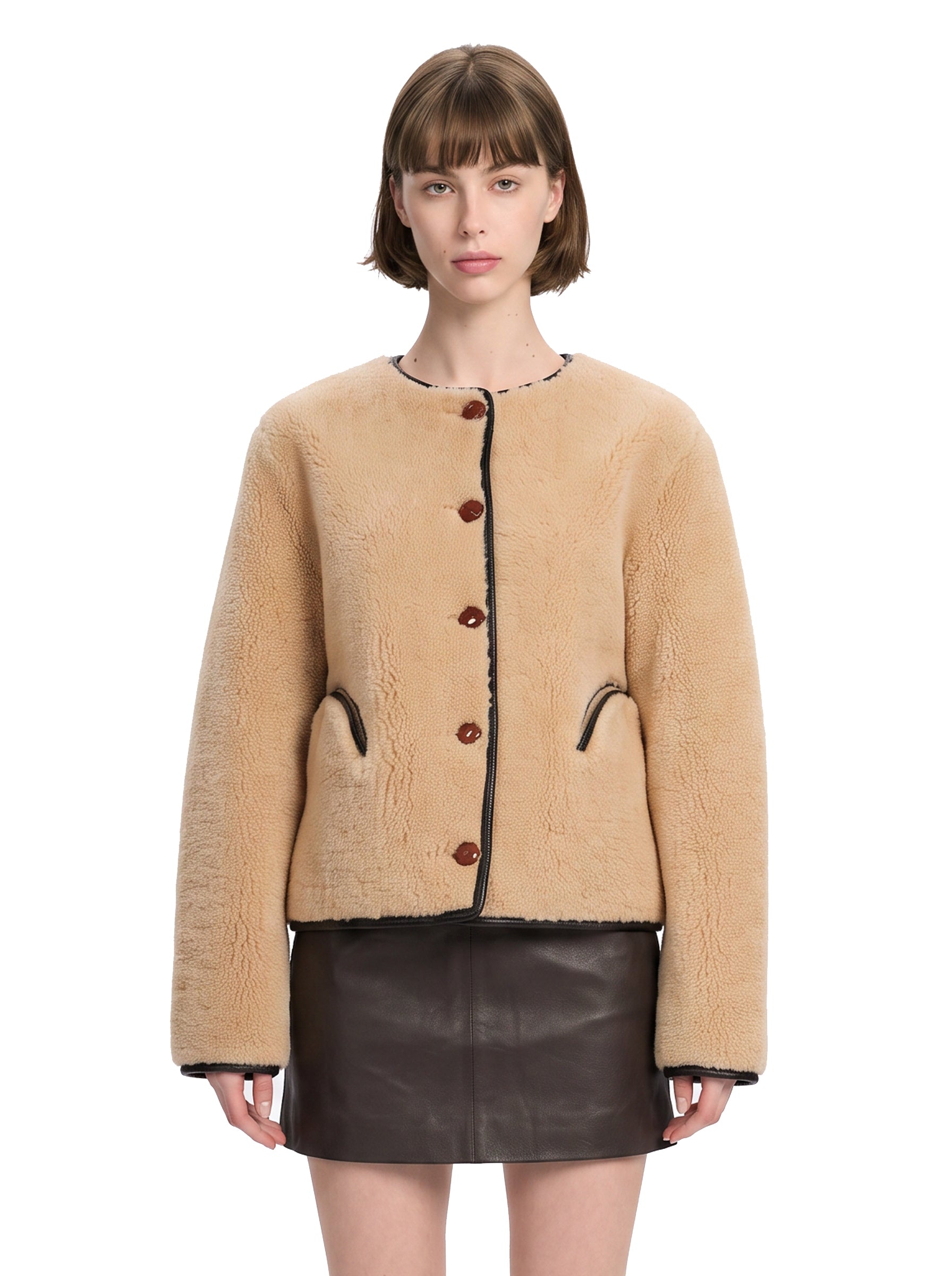 Giacca in montone con abbottonatura in beige 