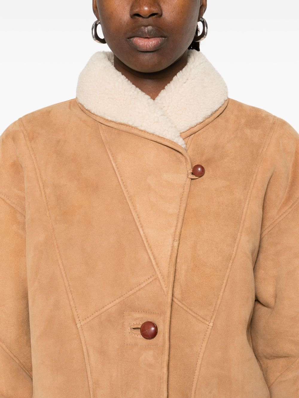 Giacca in shearling con le tasche in beige 