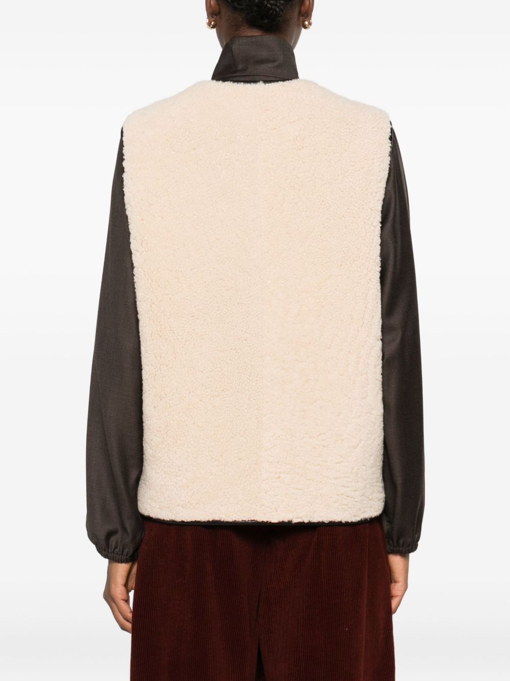 Gilet in shearling con profili in pelle in beige 