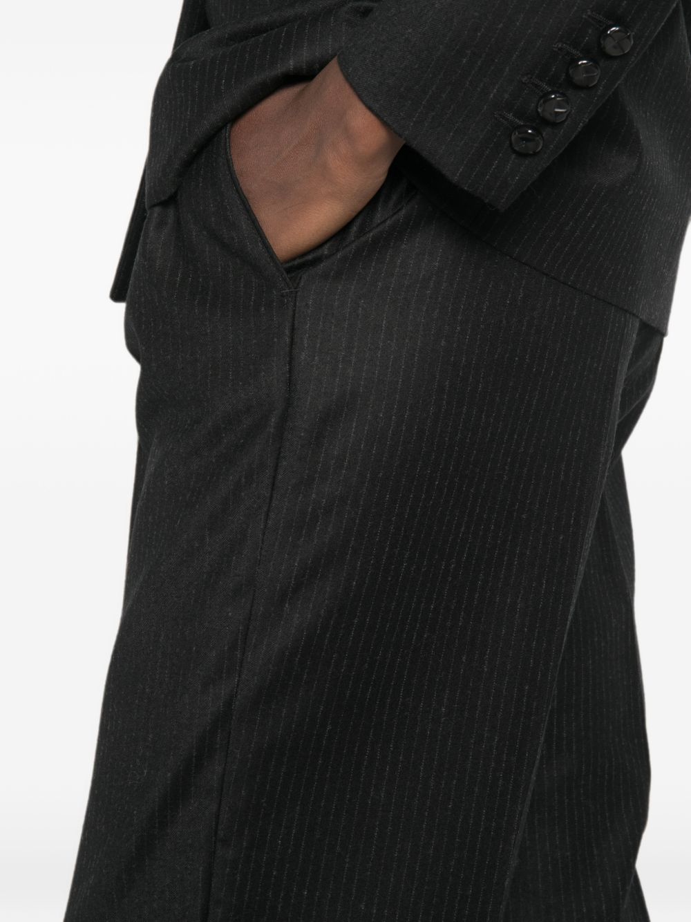 Pantaloni gessati con pieghe in nero 