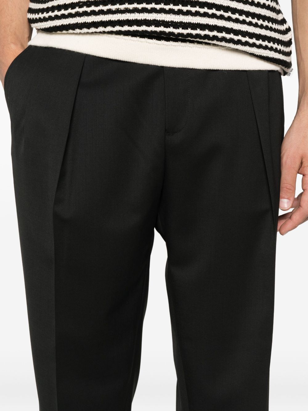 Pantaloni con pieghe frontali in nero 