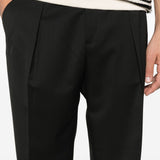 Pantaloni con pieghe frontali in nero 