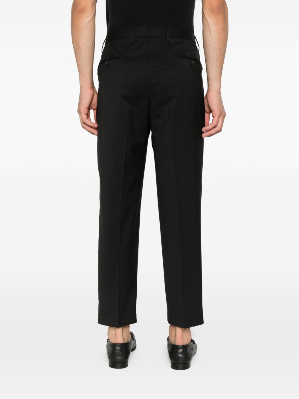 Pantaloni con pieghe frontali in nero 
