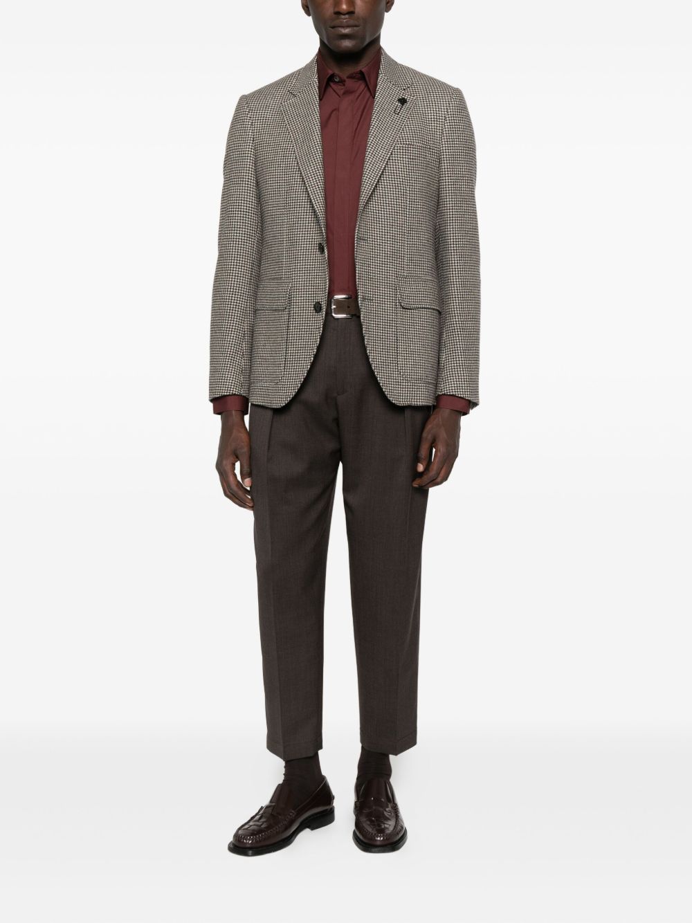 Pantaloni con pieghe frontali in marrone 