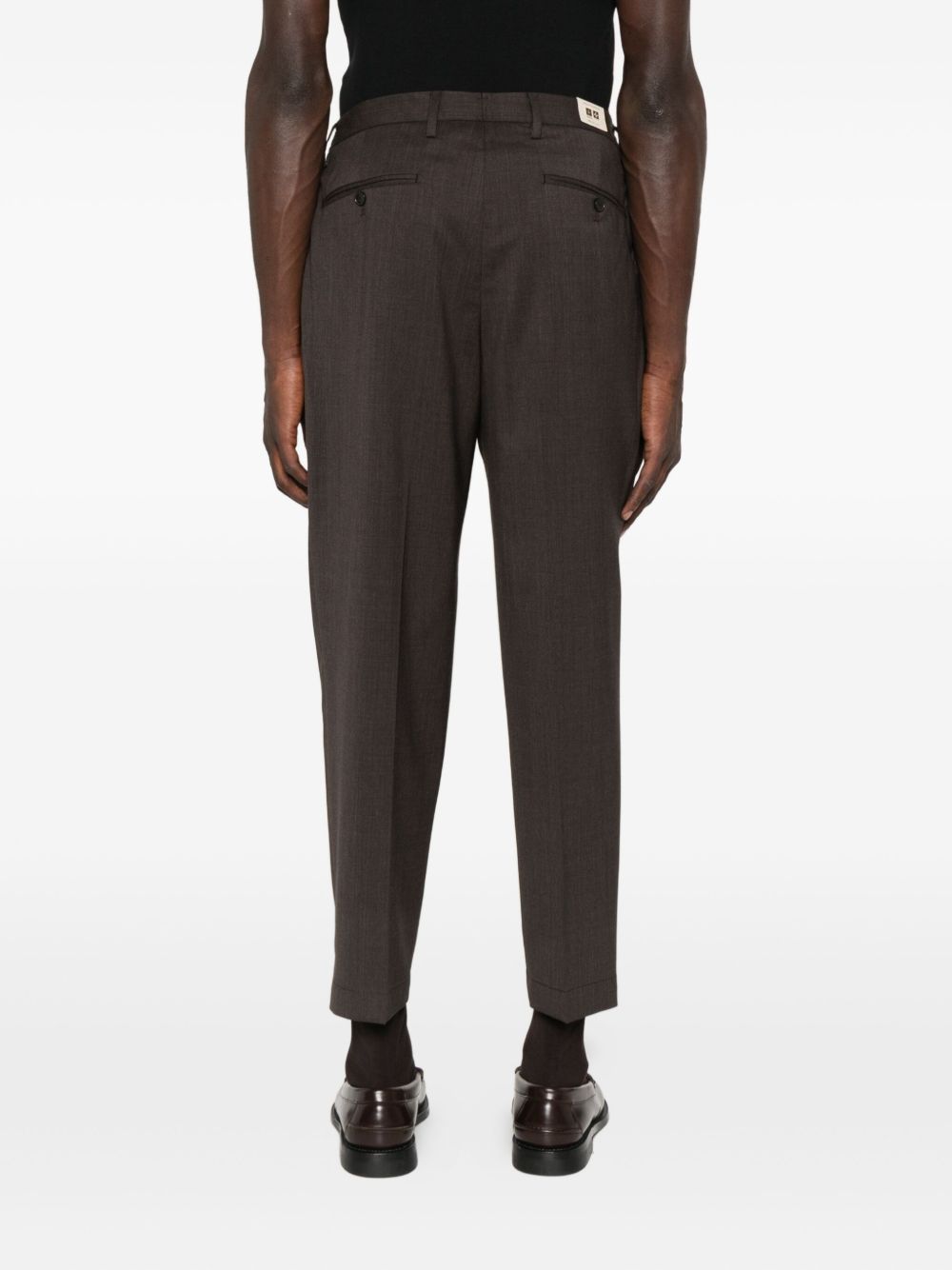 Pantaloni con pieghe frontali in marrone 