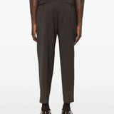 Pantaloni con pieghe frontali in marrone 