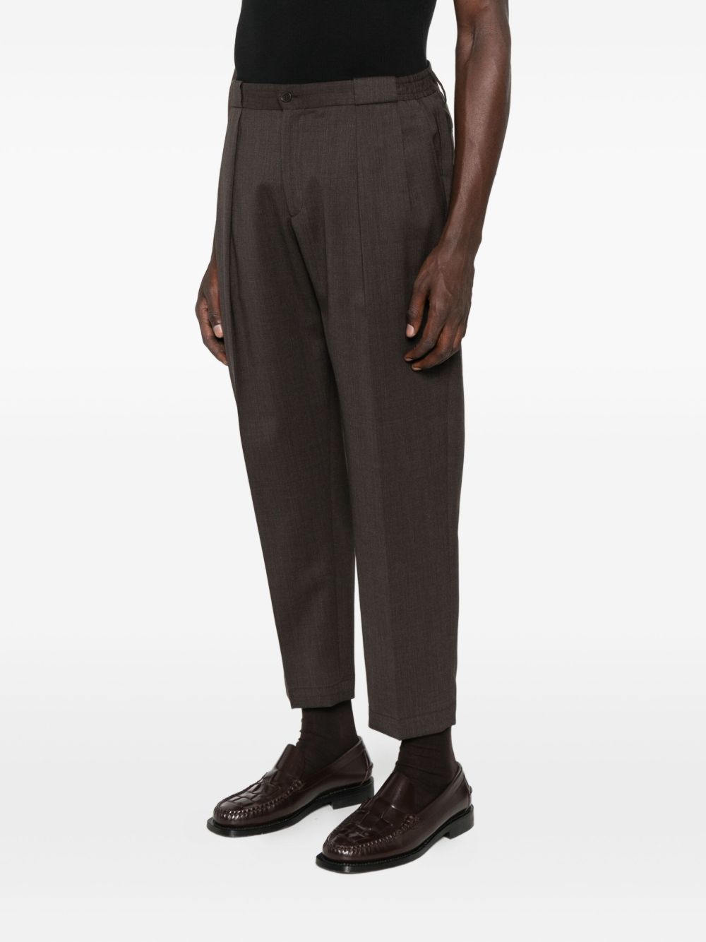 Pantaloni con pieghe frontali in marrone 