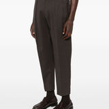 Pantaloni con pieghe frontali in marrone 