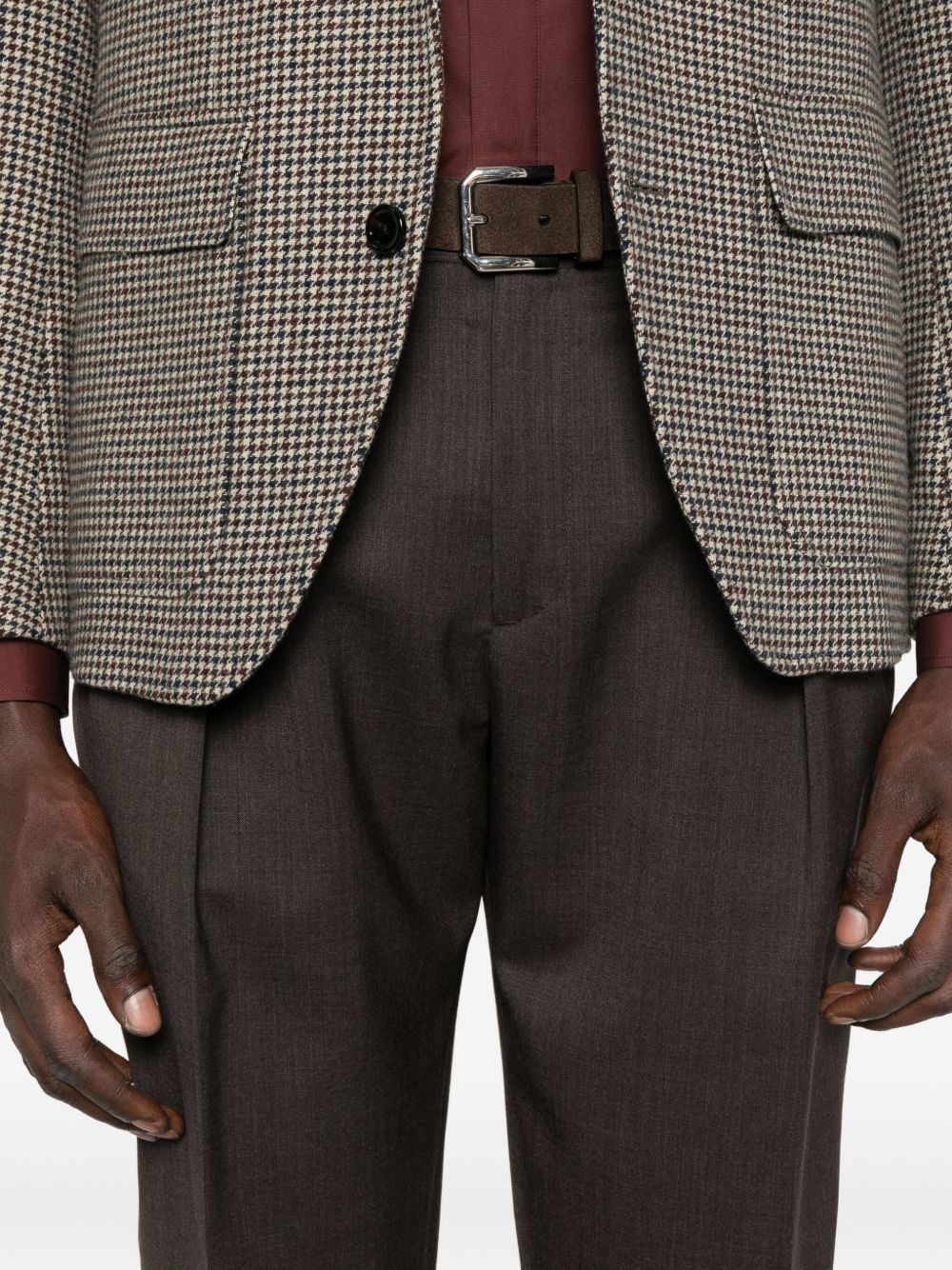 Pantaloni con pieghe frontali in marrone 