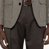 Pantaloni con pieghe frontali in marrone 
