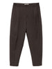 Pantaloni con pieghe frontali in marrone