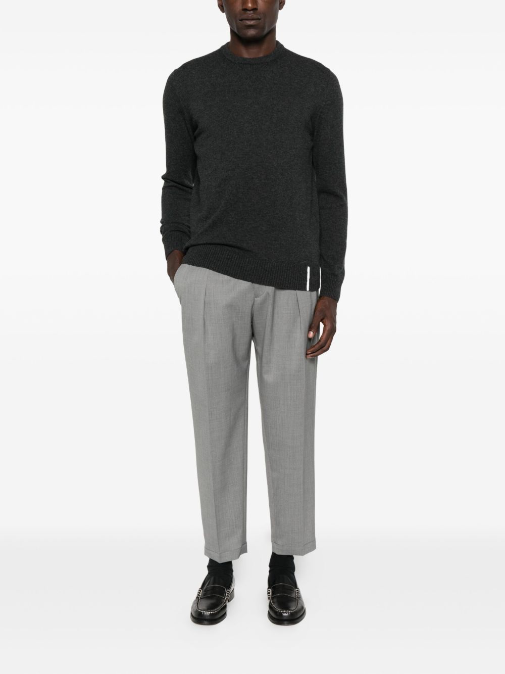 Pantaloni con pieghe frontali in grigio 