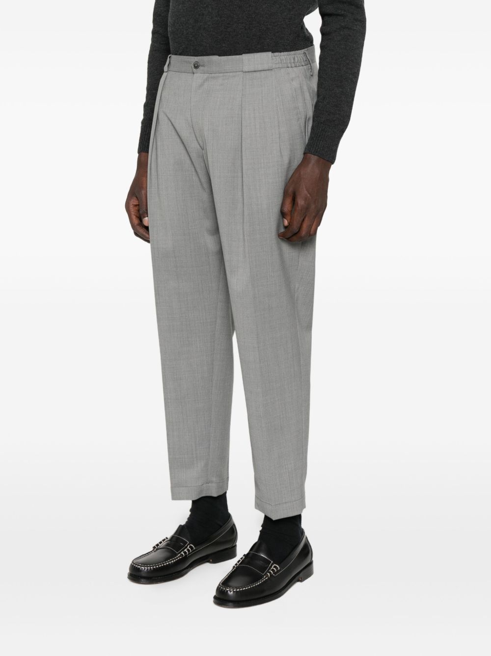 Pantaloni con pieghe frontali in grigio 